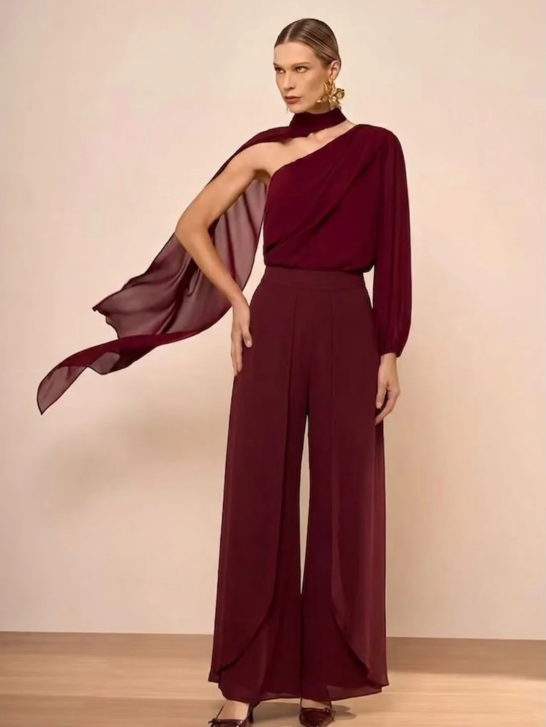 Look em vinho com calça pantalona e echarpe fluida