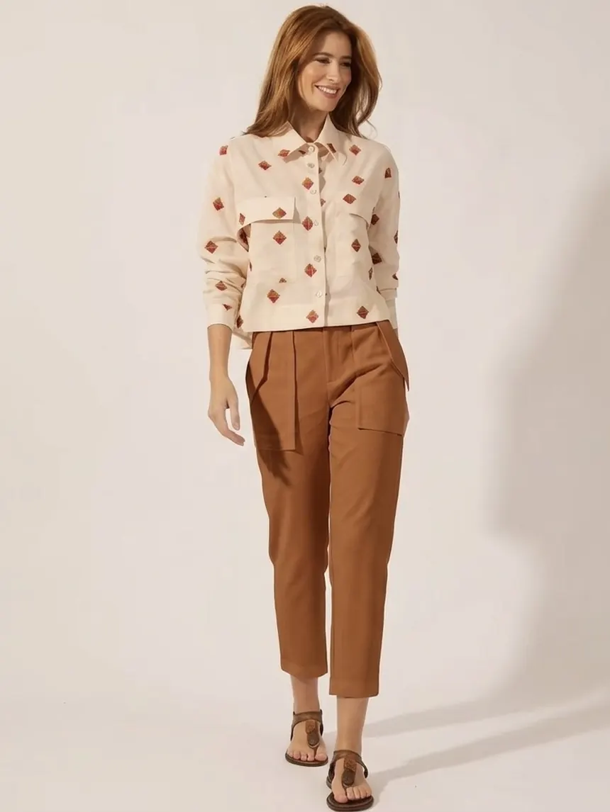 Camisa bordada clara com calça caramelo