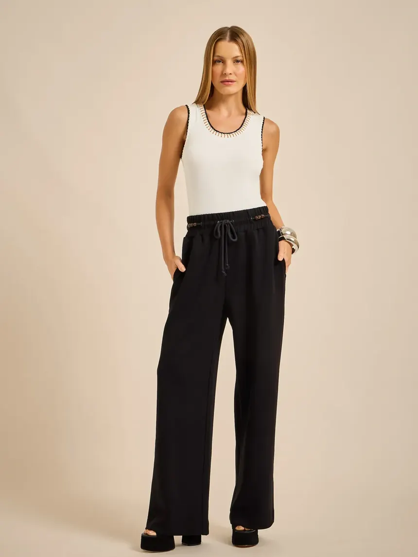 Regata branca com calça preta de alfaiataria